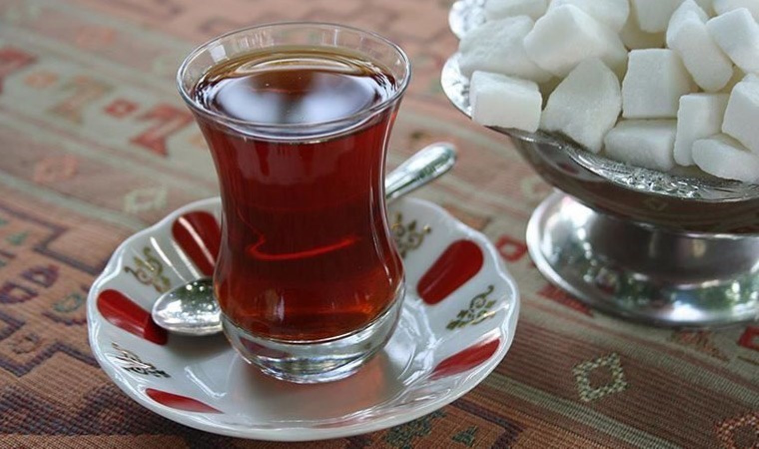 Çay içmek isterken canından oluyordu: Semavere döktüğü tiner bir anda alev aldı!