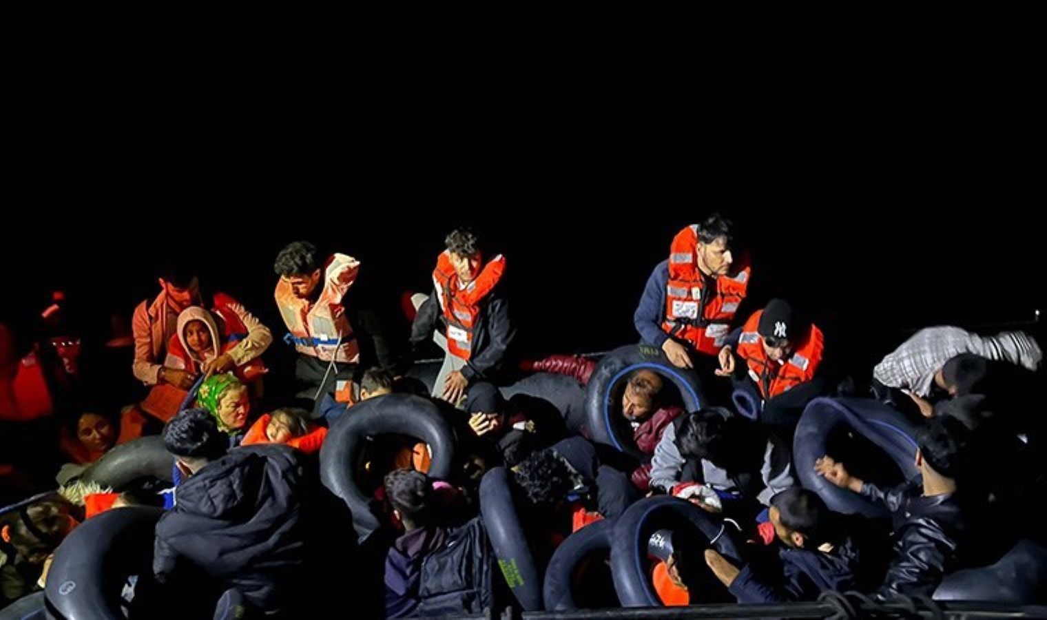 Çeşme açıklarında 45 sistemsiz göçmen yakalandı