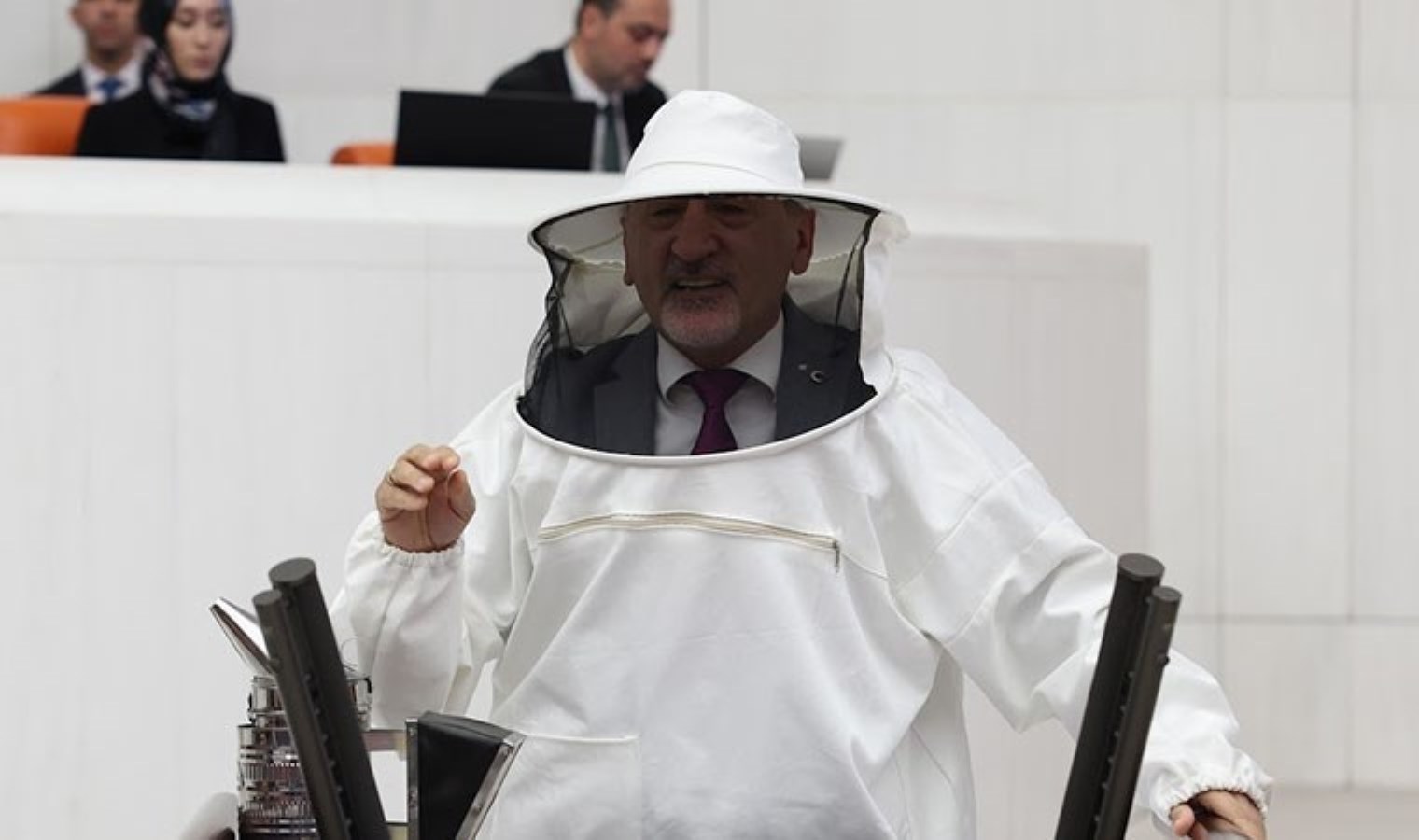 CHP’li Mustafa Adıgüzel TBMM’ye arıcı kıyafeti ile geldi: ‘Toplum bal ismi altında zehirleniyor’