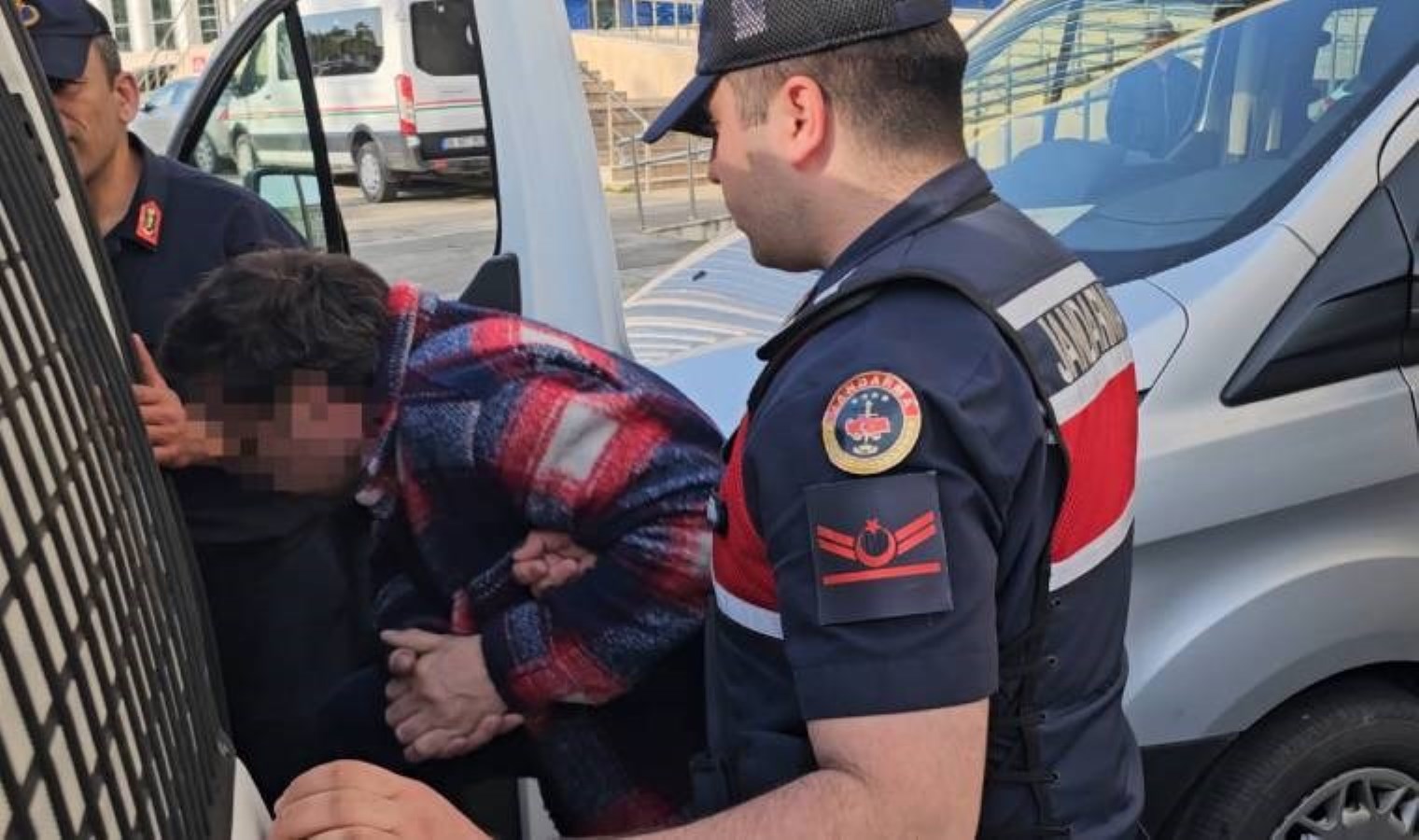 Çırağına cinsel istismarda bulunduğu teziyle yargılanan kuaföre tahliye