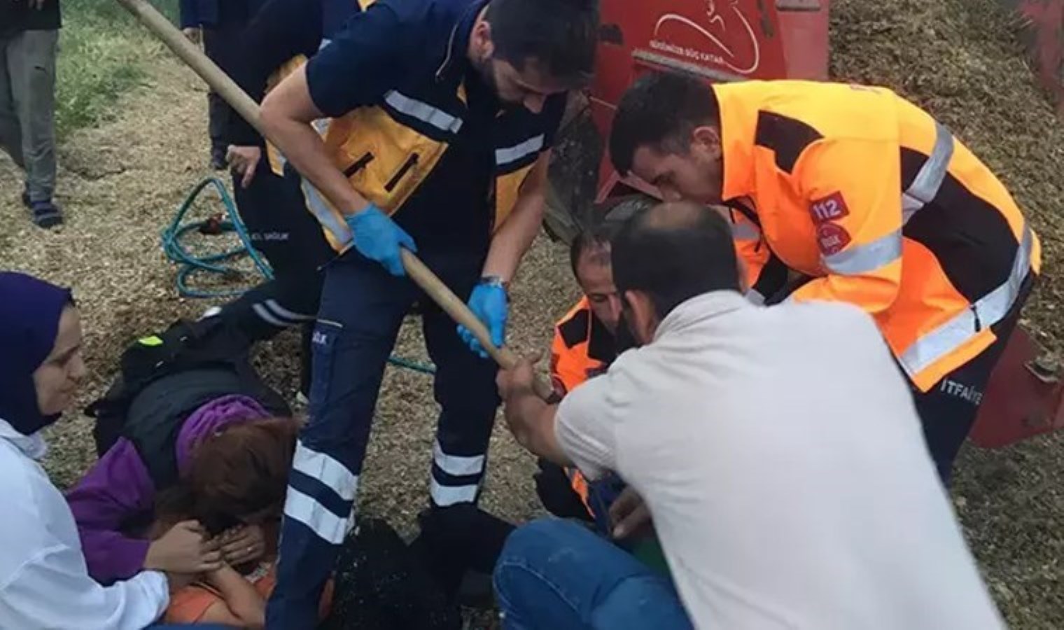 Dehşetli kaza! Oynarken ayağına ‘demir dirgen’ saplandı