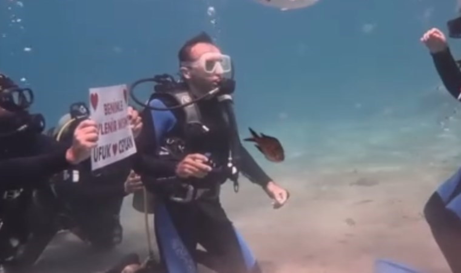Denizin altında evlilik teklif etti!