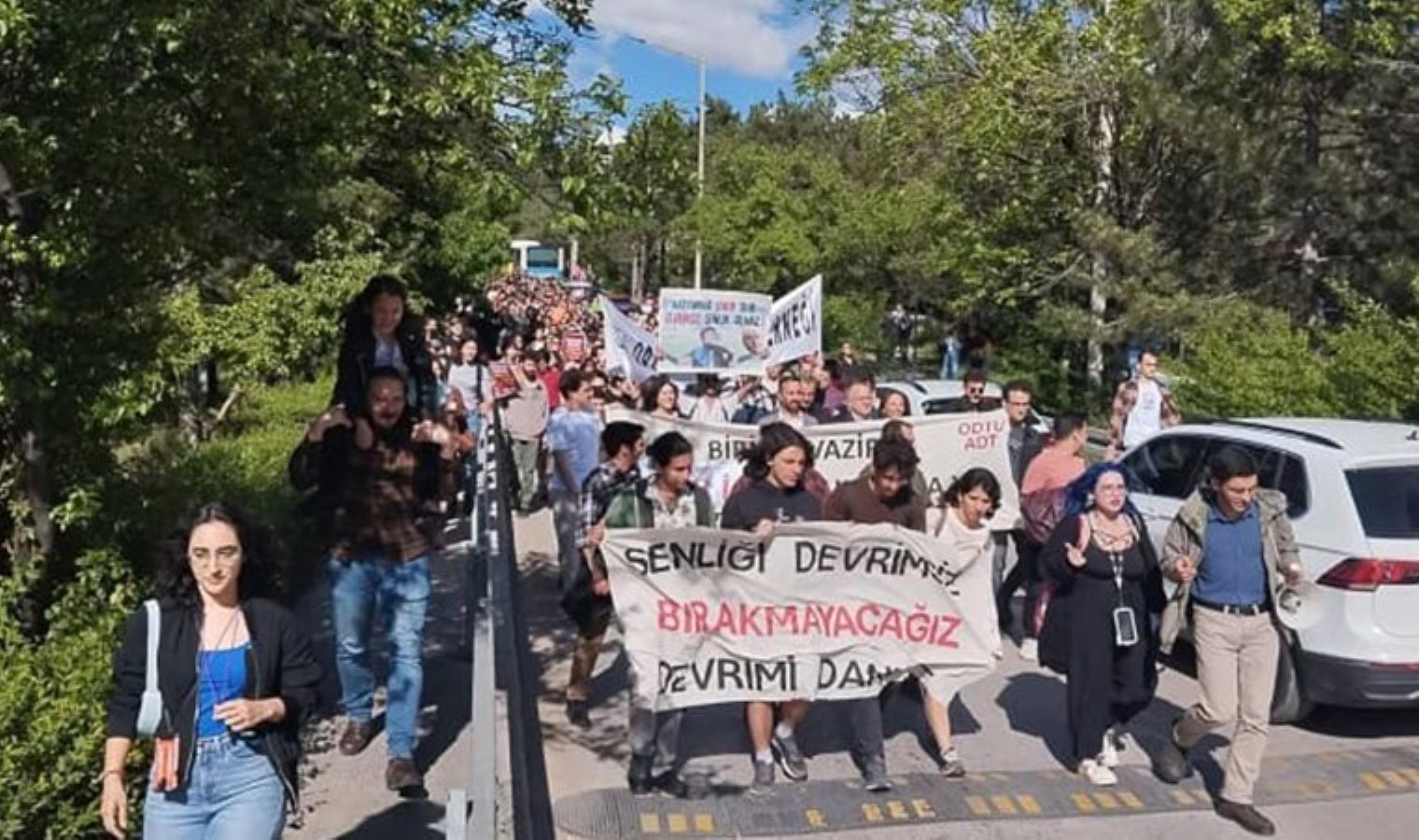 ‘Devrim’ direnişinde mezunlar ve milletvekilleri de ODTÜ’lülerle yürüdü