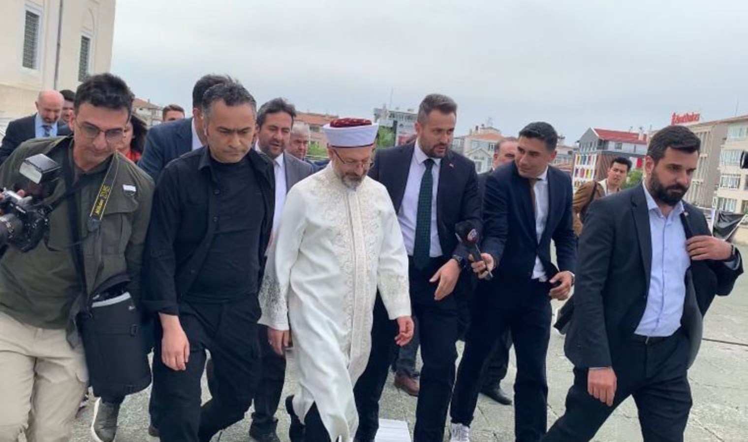 Diyanet İşleri Başkanı Ali Erbaş gazeteciyi görmemezlikten geldi