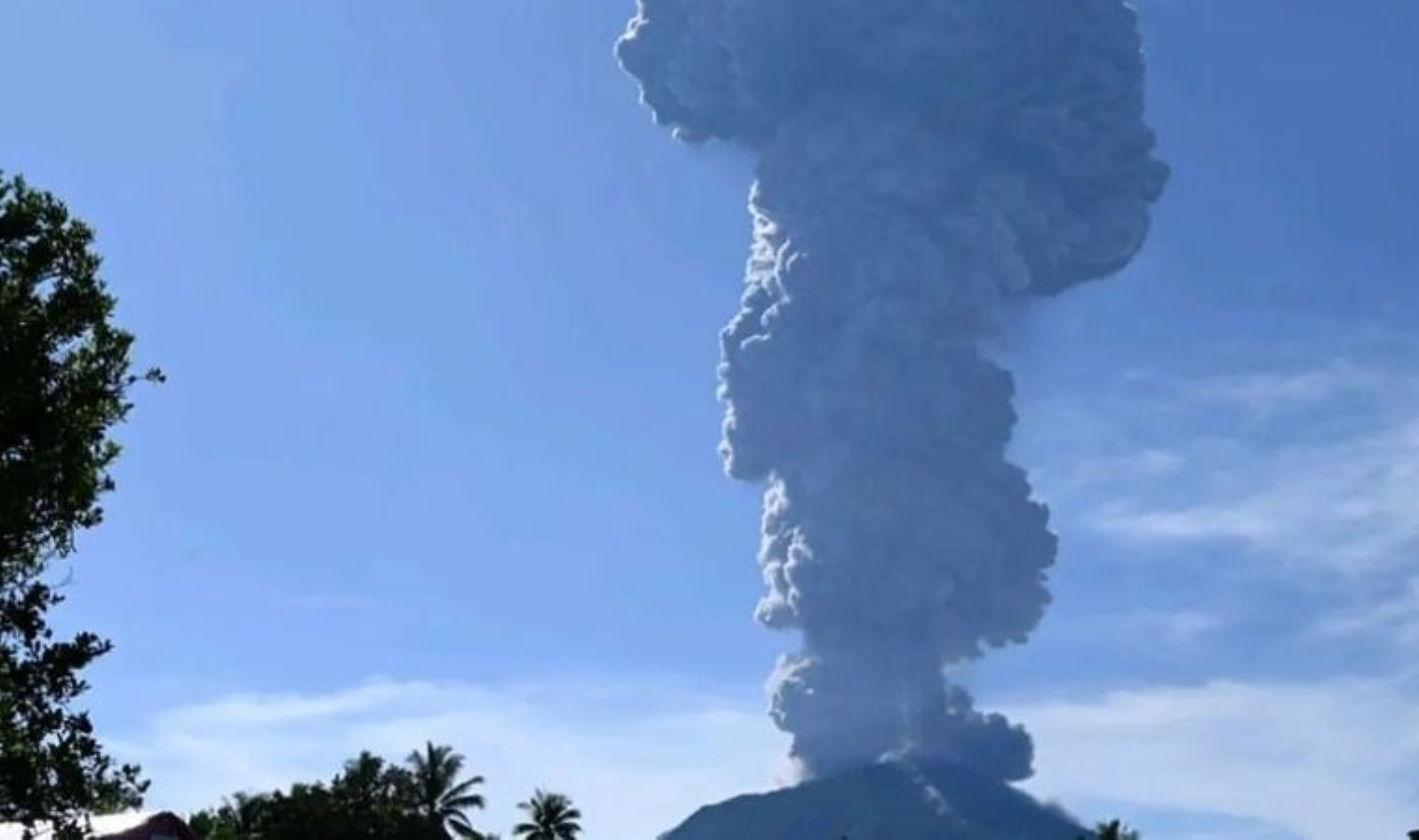 Endonezya’daki Ibu Yanardağı için ikaz düzeyi en üst seviyeye çıkarıldı