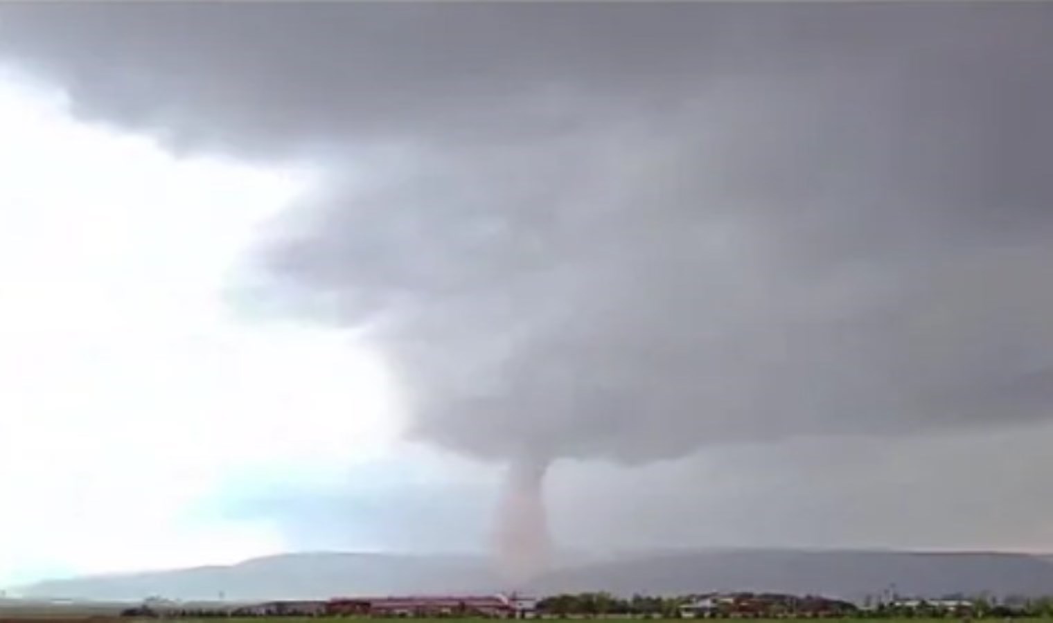 Erzurum’da hortum çatıları uçurdu