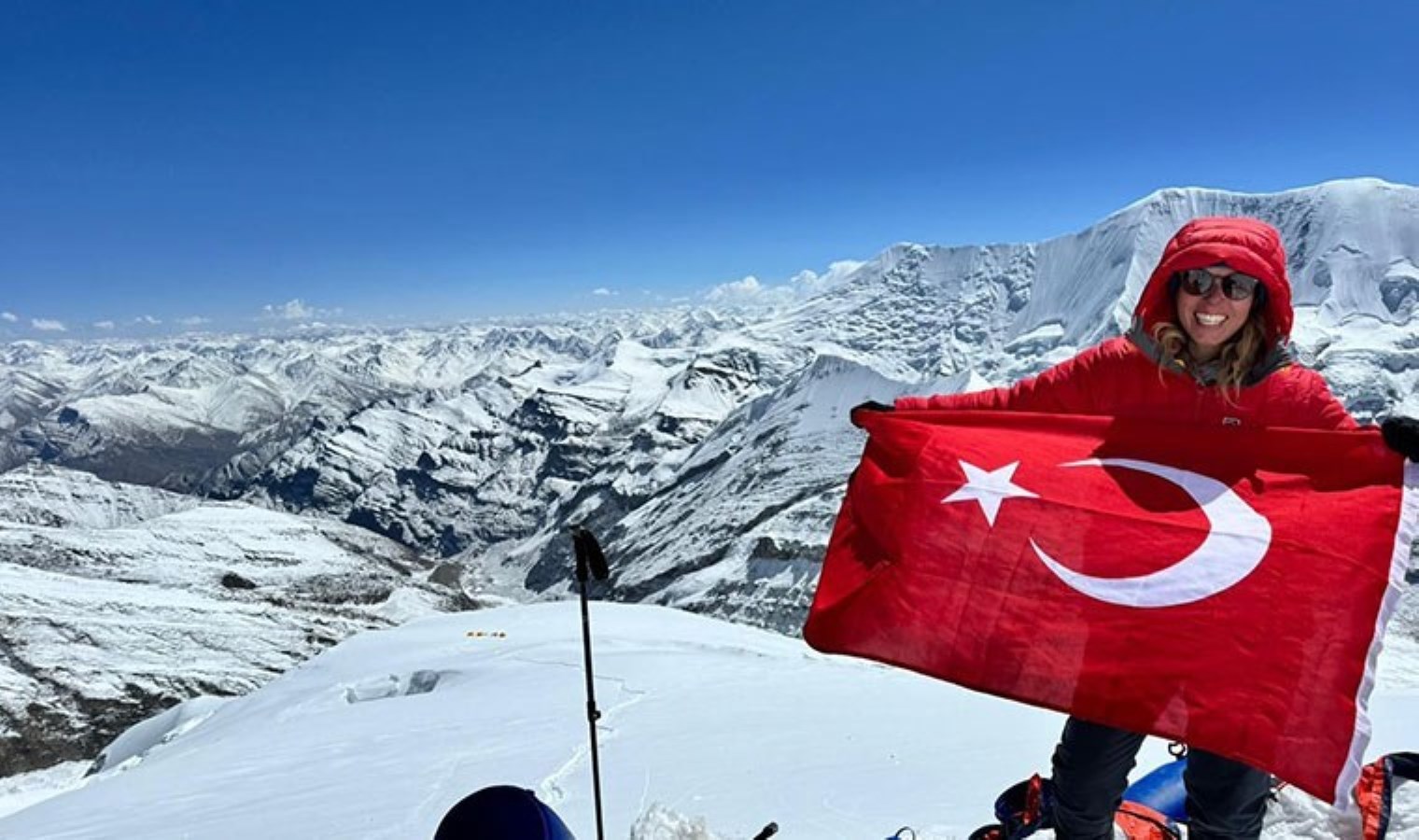Everest’in doruğunda 3 derecelik suya giren Türk atlet dünya rekoru kırdı