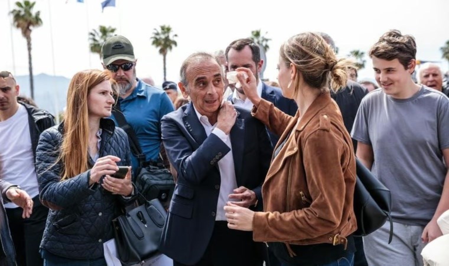 Fransız siyasetçi Zemmour’a yumurta saldırısı