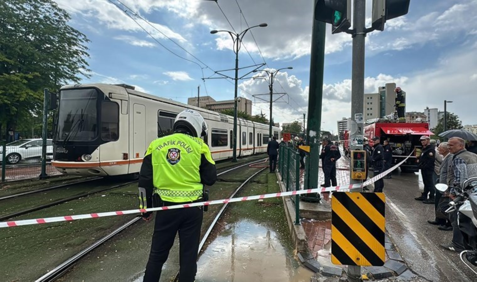 Gaziantep’te tramvayın üzerine yıldırım düştü