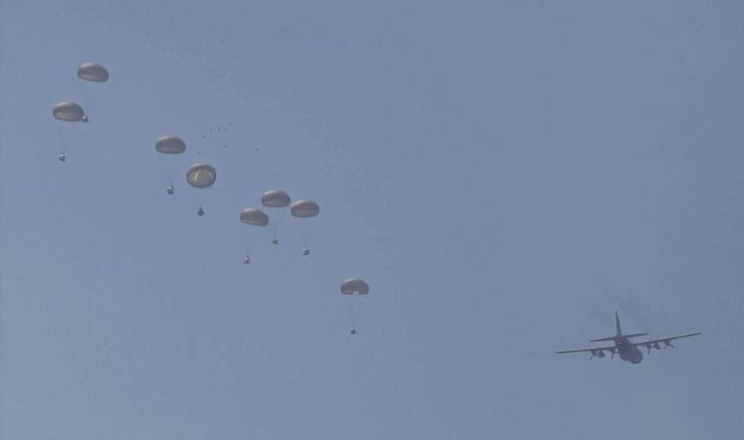 Gazze’nin güneyindeki Mevasi bölgesine uçaklarla insani yardım indirildi