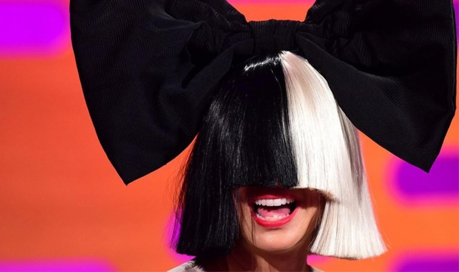 Geçen yıl evlenmişti: Ünlü müzikçi Sia ismini değiştiriyor!