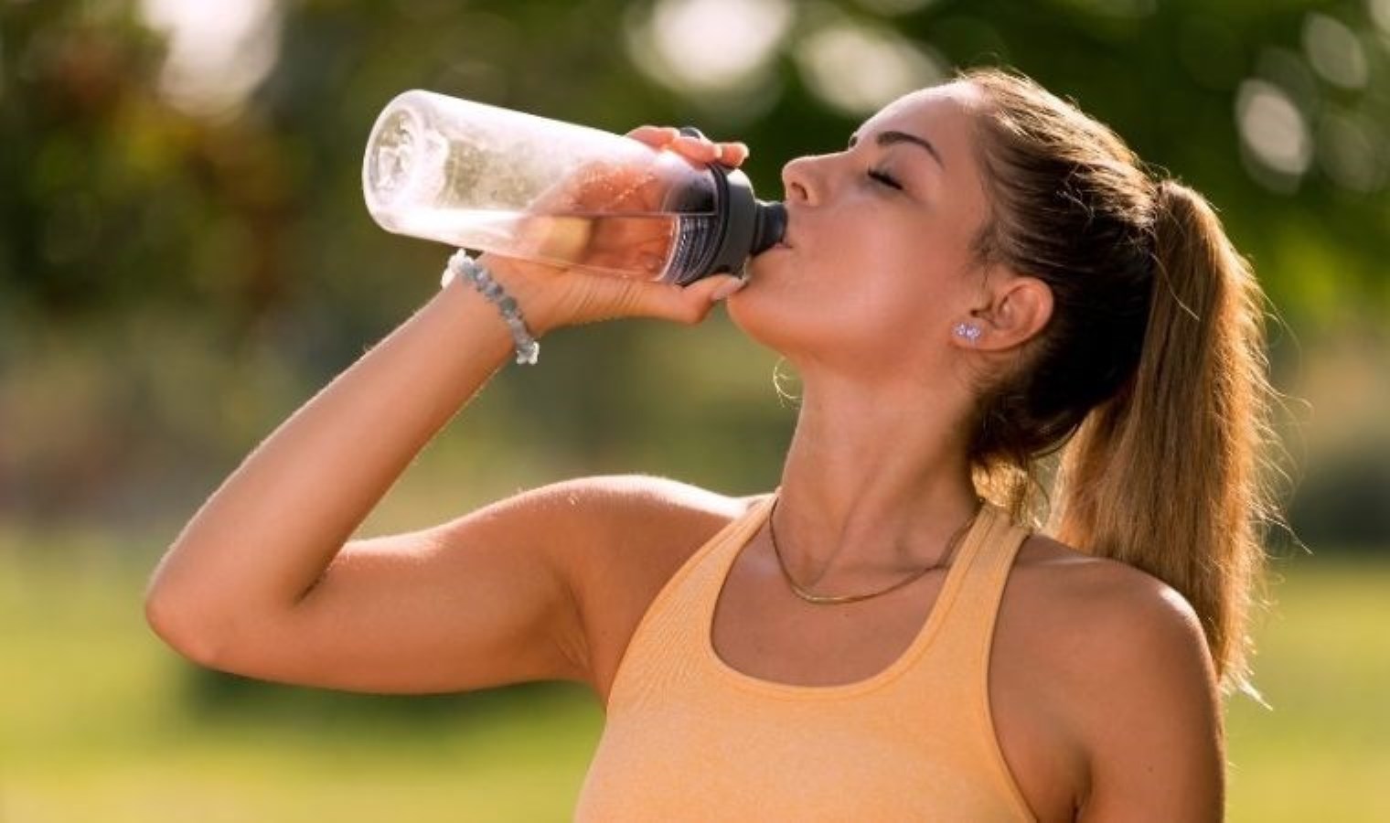 Geçmeyen boğaz ağrınızın nedeni su şişeniz olabilir! Lavabodan daha mikroplu…
