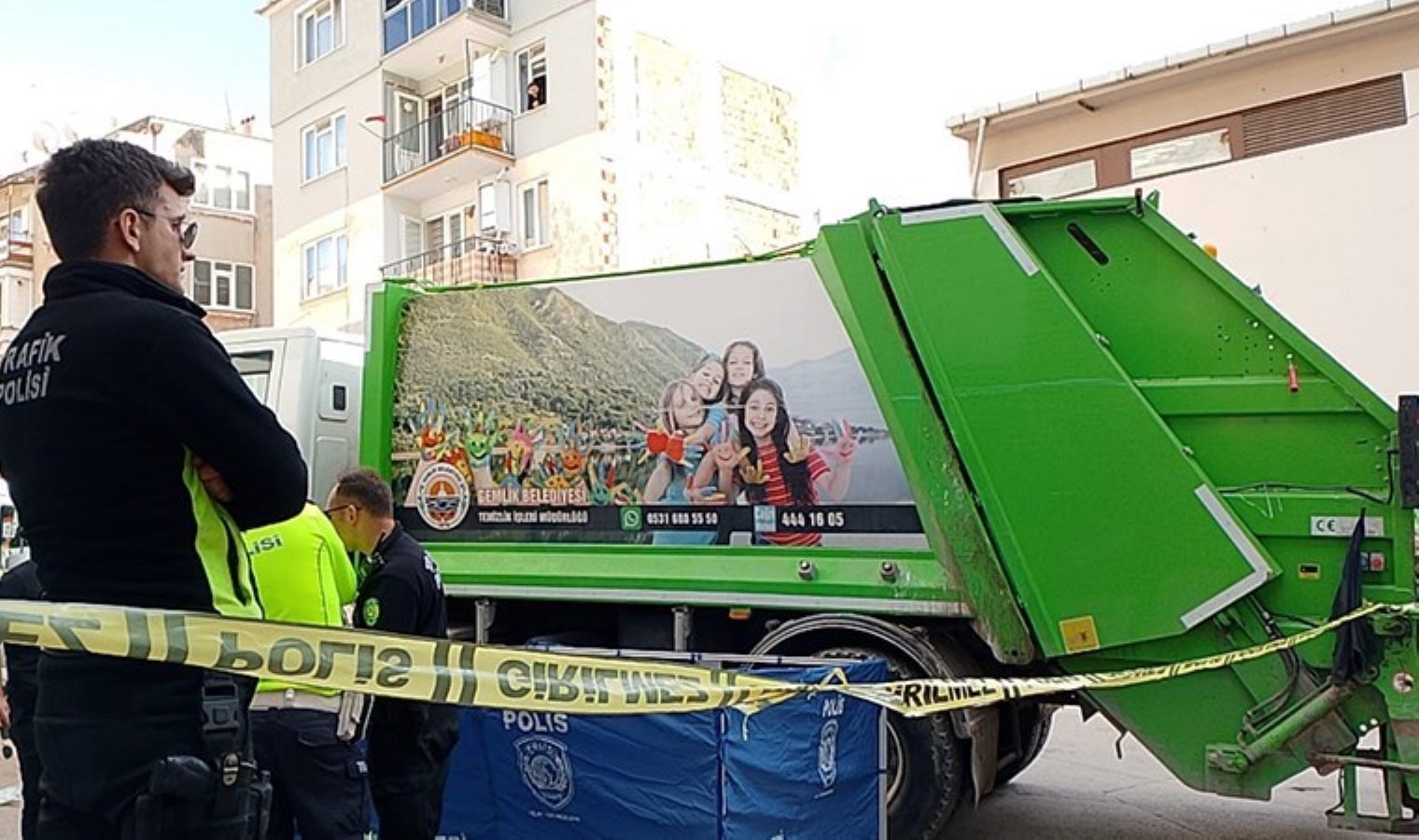 Geri hareket yapan çöp kamyonunun altında kalan yurttaş hayatını kaybetti