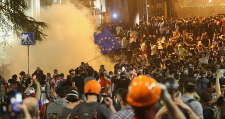 Gürcistan’da protesto başlatmıştı: Yasa tasarısı ikinci onayını aldı