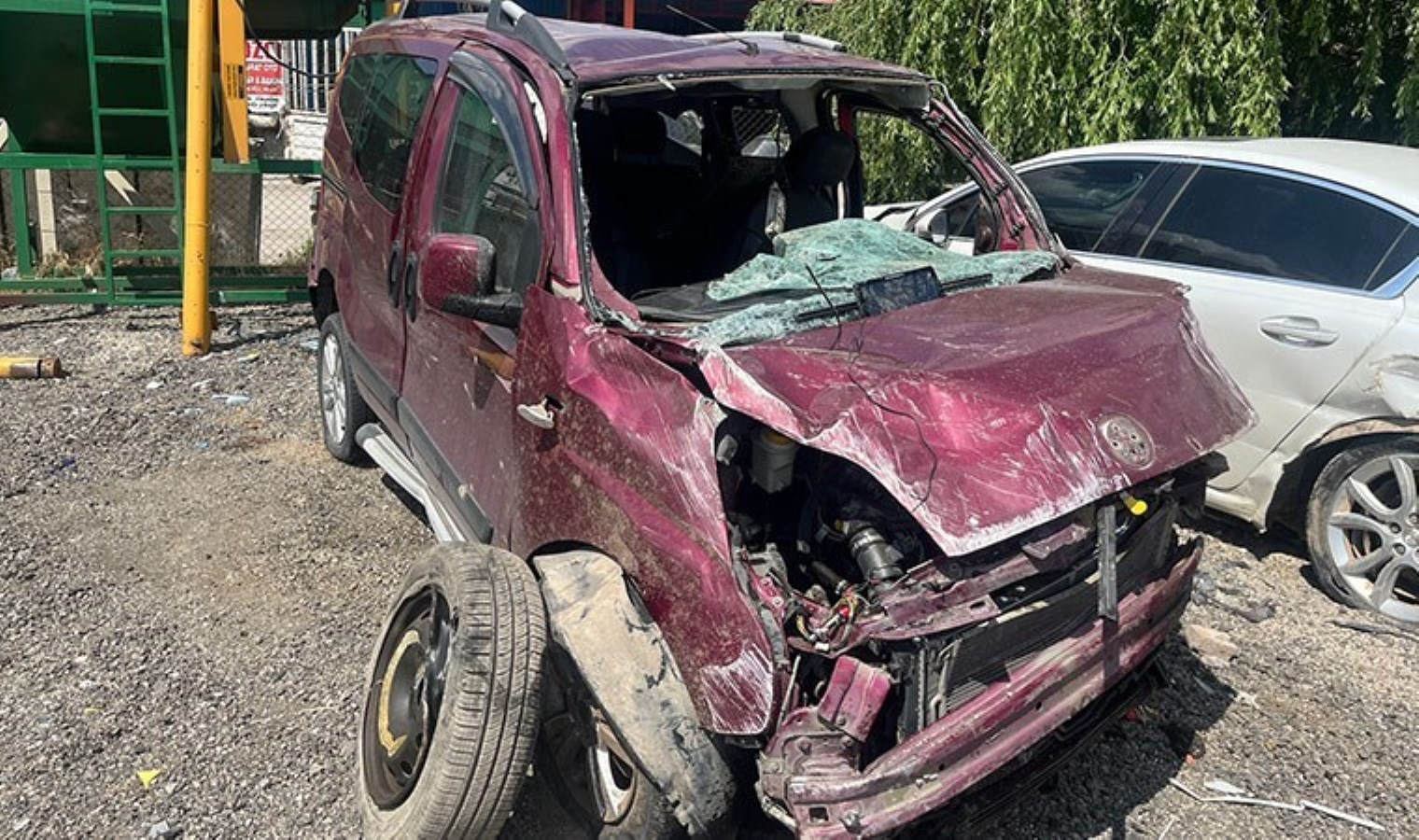 Hafif ticari araç köprü ayağına çarptı: 4 meyyit, 1 yaralı