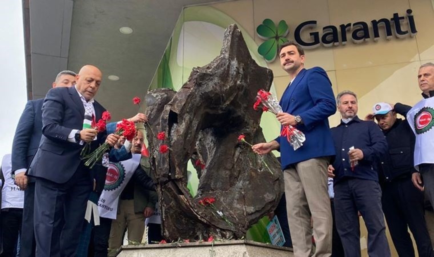 HAK-İŞ heyetinden Taksim Çıkarı Yokuşu’nda 1 Mayıs anması