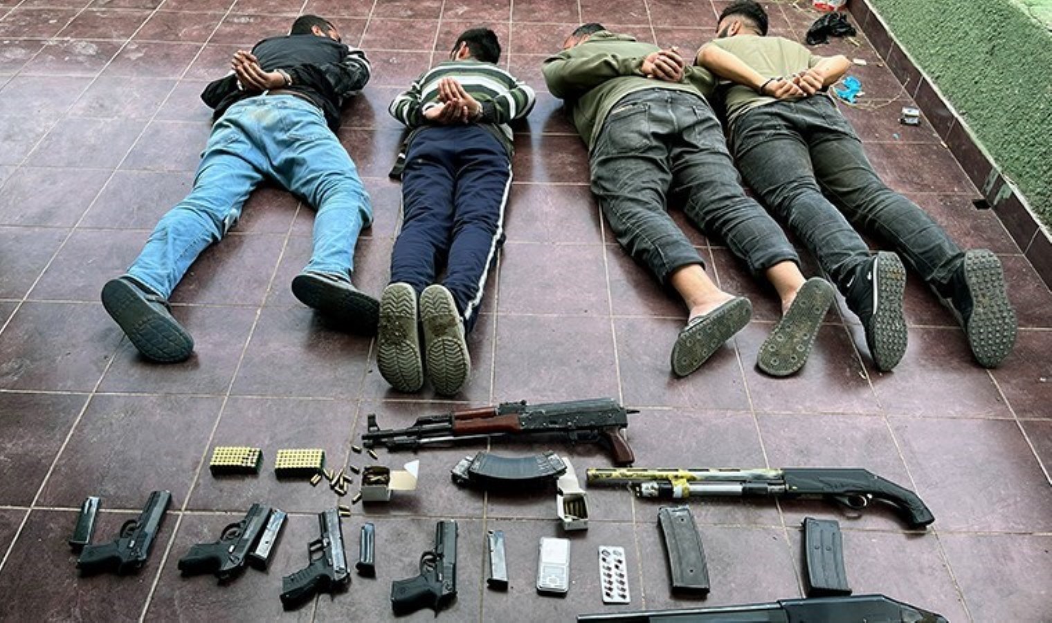 Hatalı çiftliği! Gardıroptan çok sayıda silah ve mühimmat çıktı