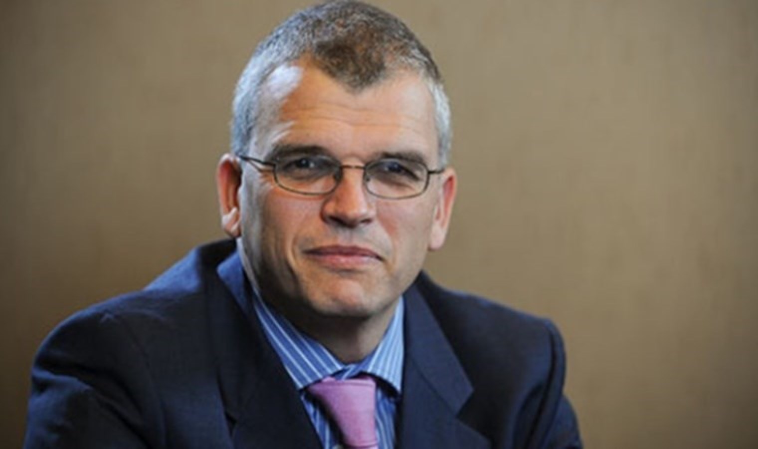 İngiliz ekonomist Timothy Ash’ten tartışma yaratacak ‘tasarruf değerlendirmesi’: Kamu maaşları ve emekli maaşlarında