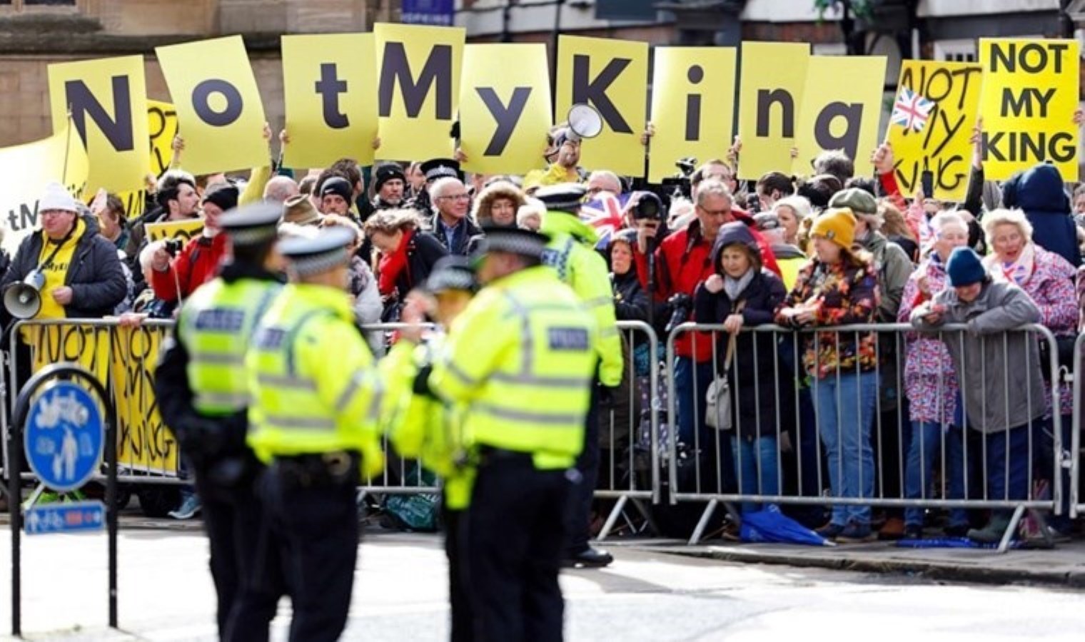 İngiltere’de bir birinci: Monarşi aykırıları ‘Cumhuriyet Günü’nü kutladı!