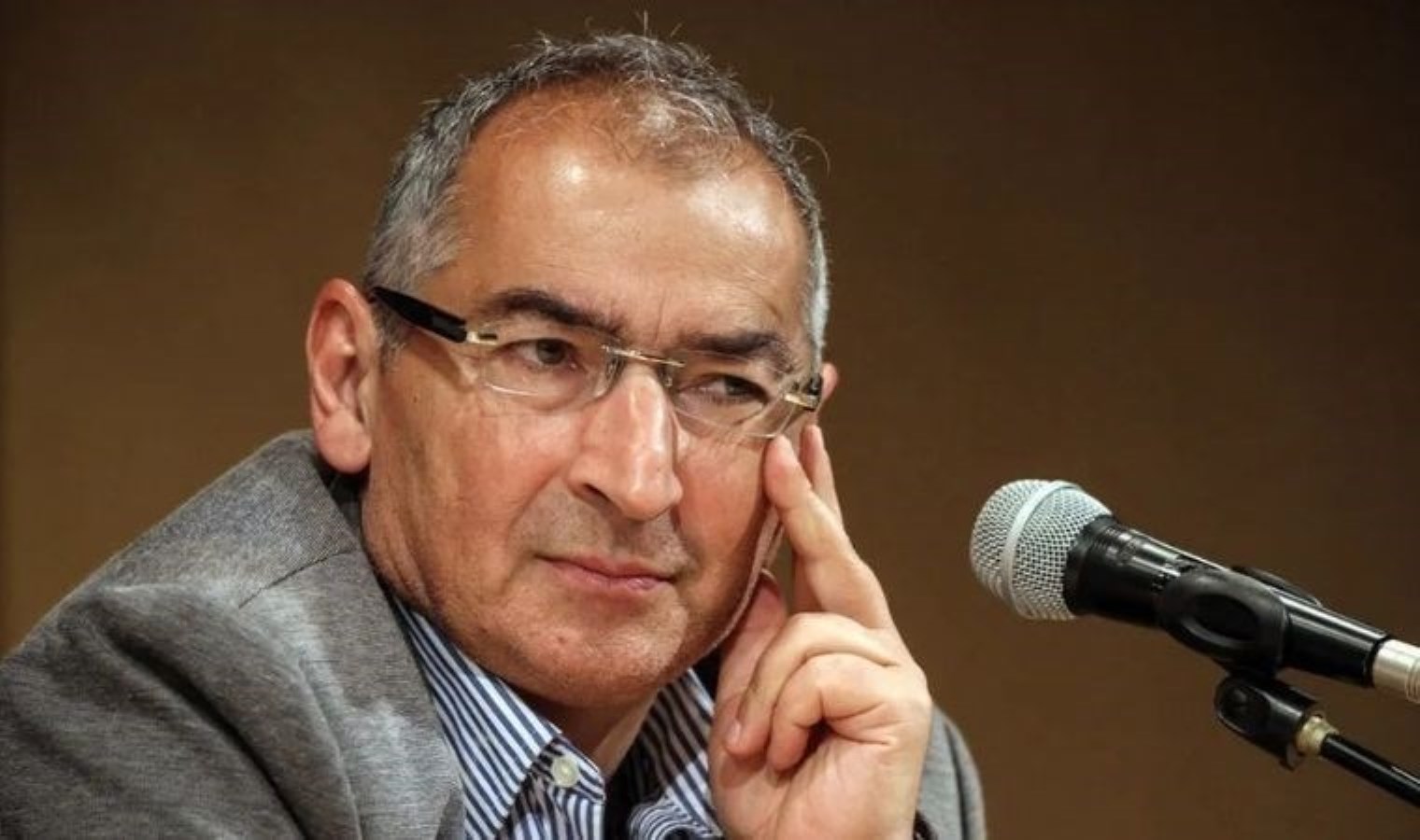 İranlı siyaset bilimci Zibakelam, rejime karşı propaganda ve palavra bilgi yaymak suçlamalarıyla tutuklandı