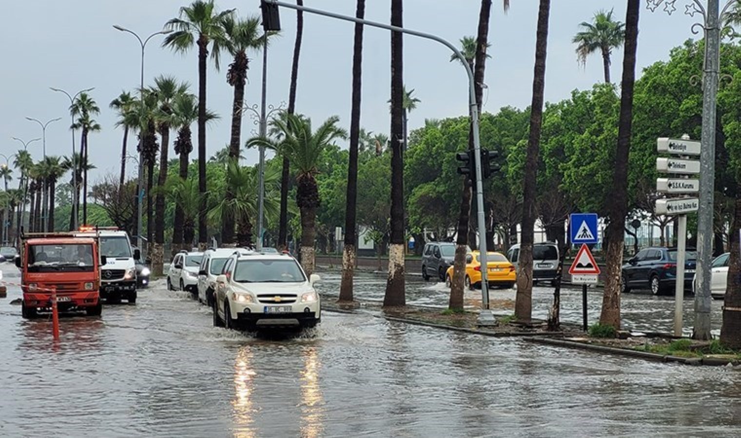 İskenderun’da sağanak: Yollar göle döndü