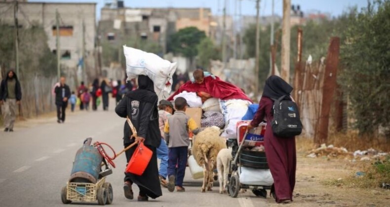 İsrail’in tehditlerinin akabinde binlerce Filistinli Refah’tan ayrılmak zorunda kaldı