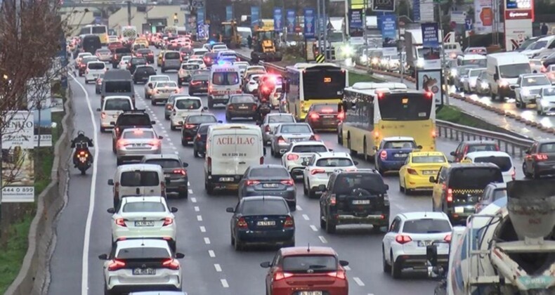 İstanbul’da ‘yağmur’ tesiri: Haftanın birinci iş gününde trafik yoğunluğu yüzde 80’e dayandı!