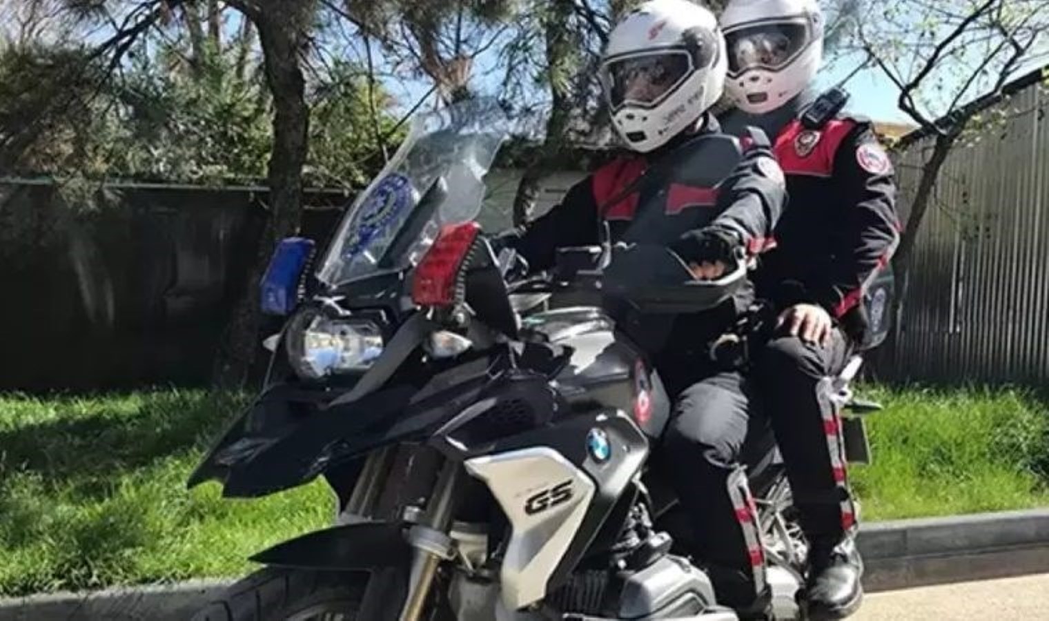 İstanbul’da ‘yetersiz ehliyet’ kovalamacası kazayla bitti: 2’si polis 3 yaralı