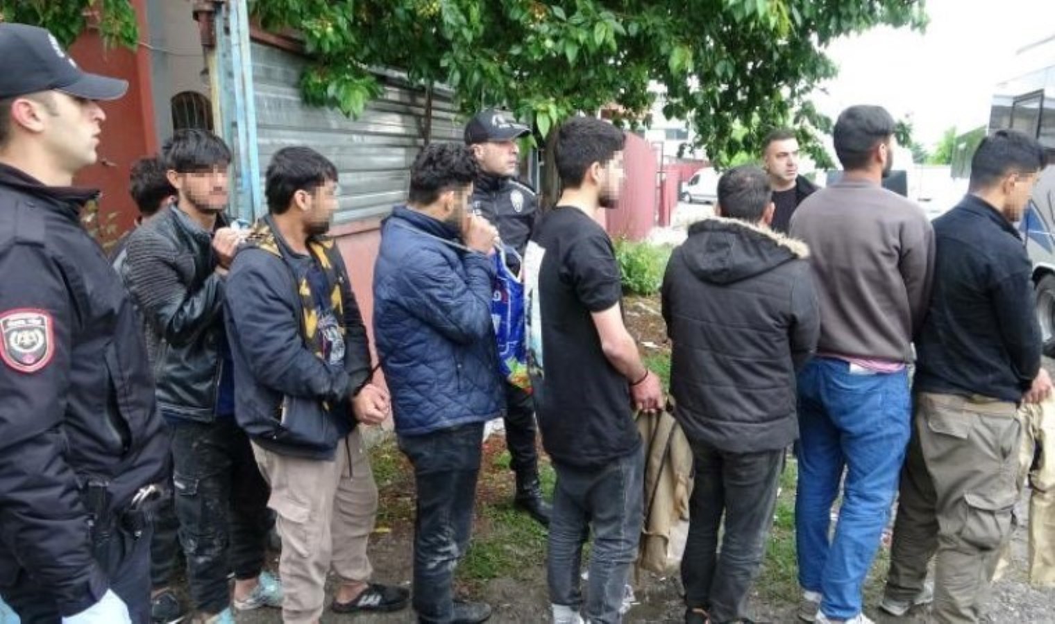 İşyerinde 25 kaçak göçmen yakalandı