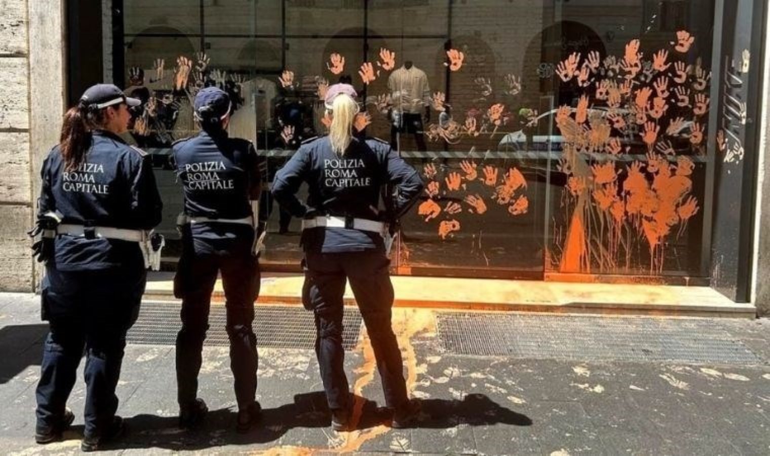 İtalya’da iklim aktivistleri, lüks giysi mağazalarını boya dökerek protesto etti