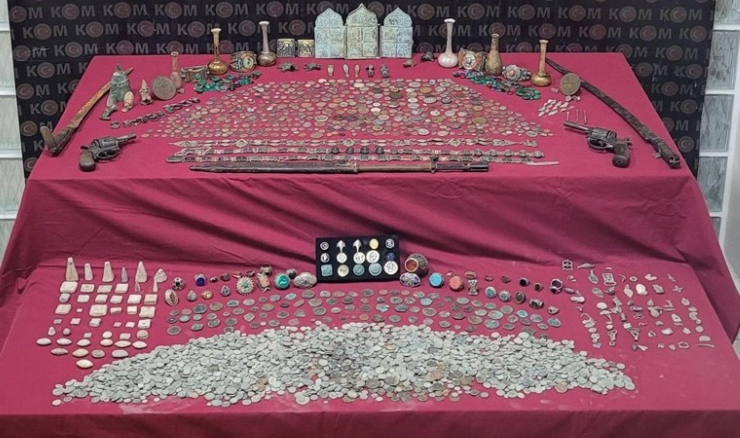 İzmir’de 9 milyon 500 TL kıymetinde tarihi eser ele geçirildi