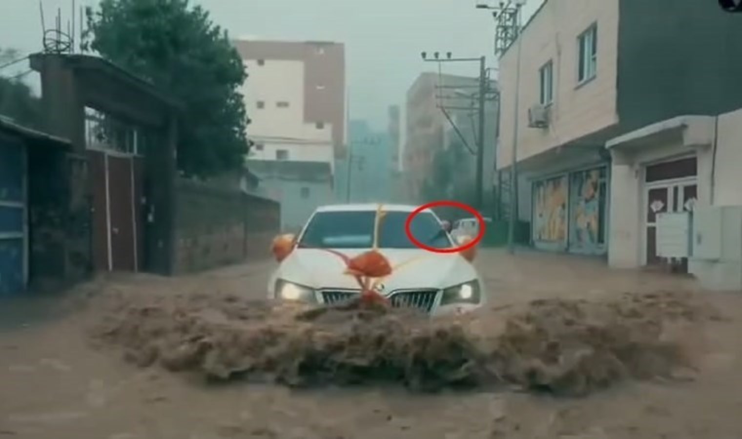 Kameraya yansıdı… Sel sularında gelin otomobiliyle ilerlediler