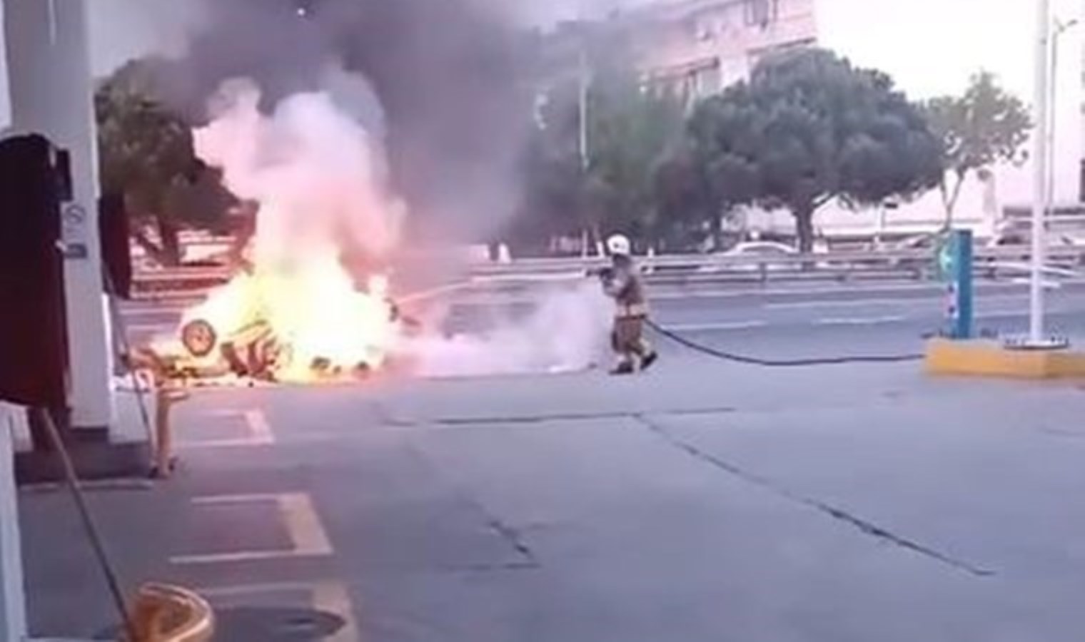 Kaza yapan araç alev alev yandı: 3 yaralı