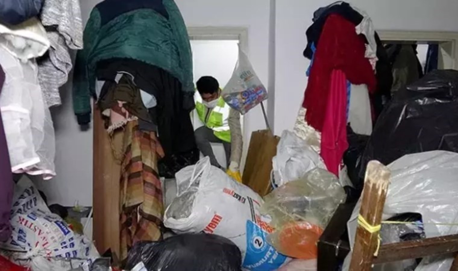 Koku harekete geçirdi: Meskenden 20 ton çöp çıktı