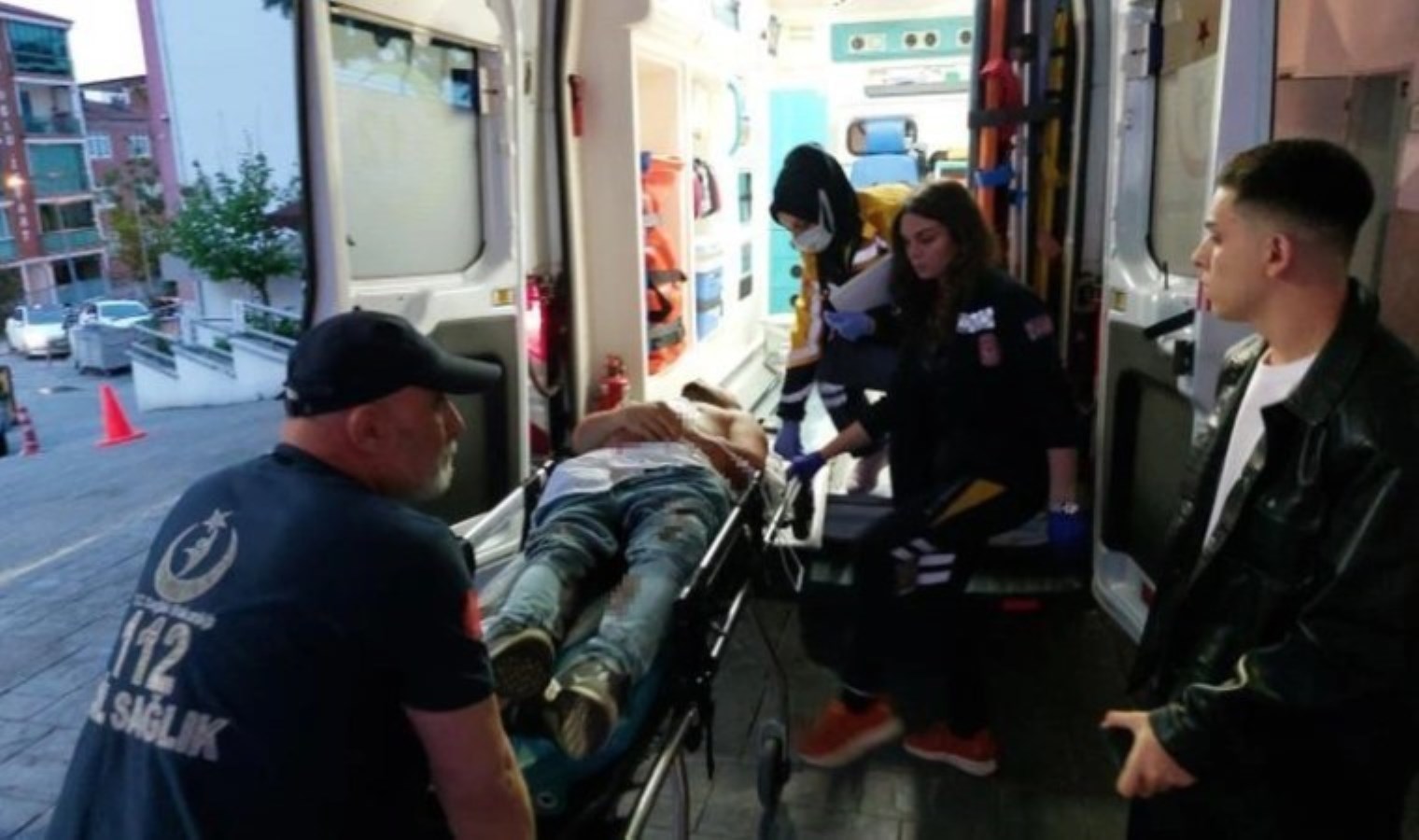 Konsere giden gençler bıçaklı taarruza uğradı!