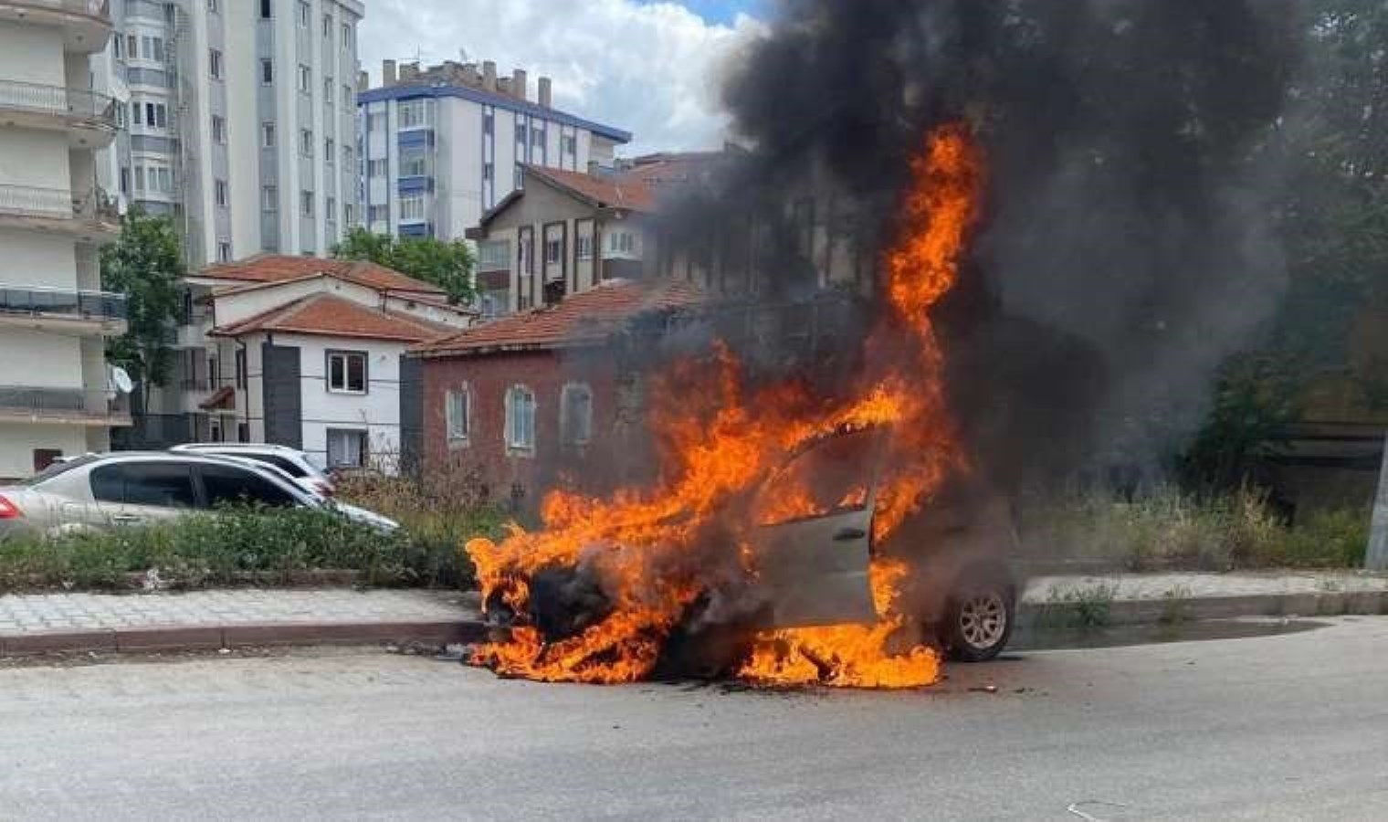 Kontağı çevirdi, arabası alev topuna döndü