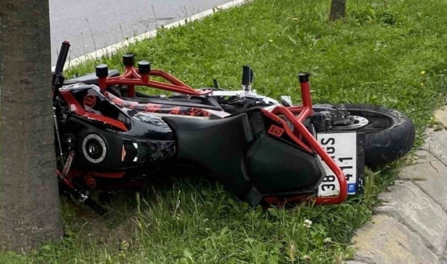 Küçükçekmece’de dehşetli kaza! Ağaca çarpan motosiklet şoförü feci formda can verdi