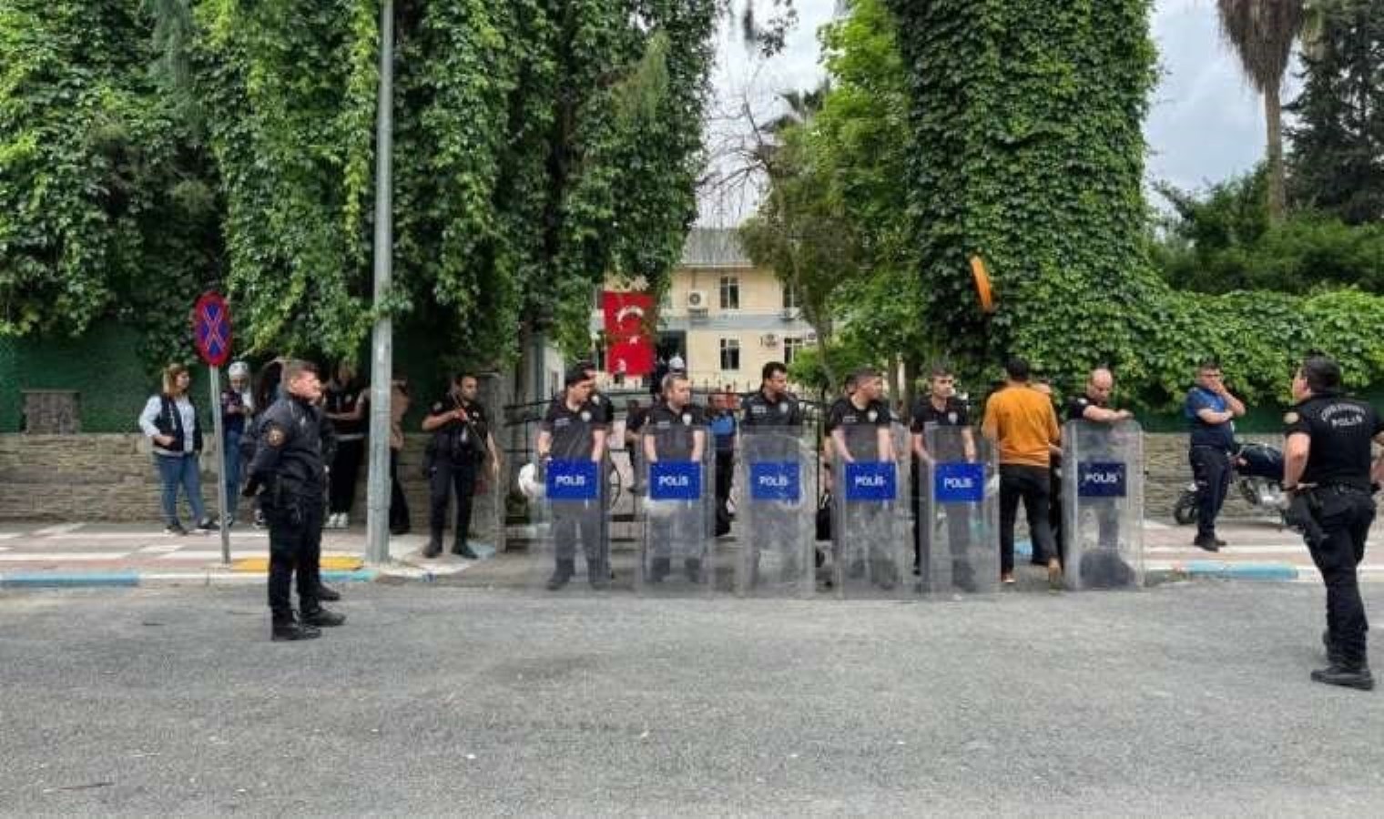 Liderin DEM Parti’den istifa ettiği Birecik Belediyesinde ağır güvenlik tedbiri