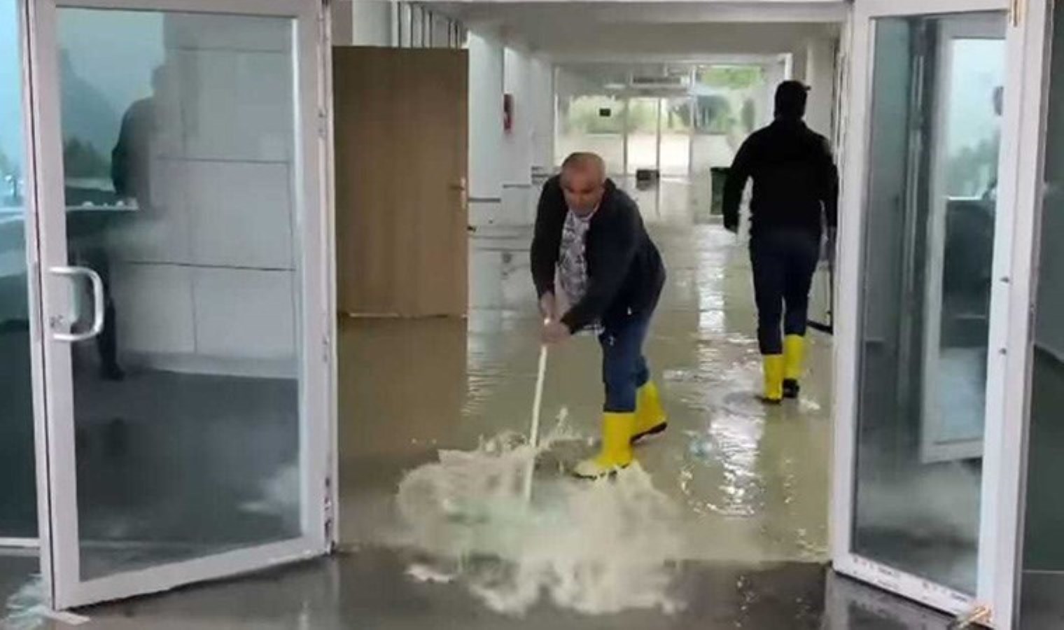 Malatya’da sağanak: İş yerleri ve caddeler suyla doldu