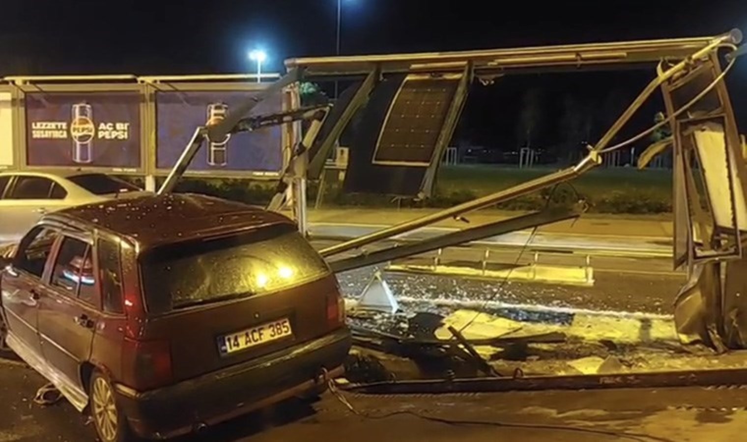 Maltepe’de alkollü şoförün kullandığı araba, otobüs durağına daldı!