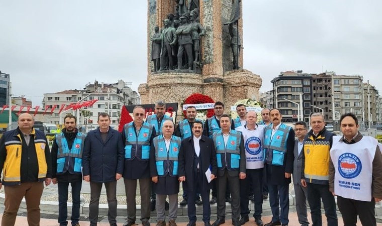 Memur-Sen Taksim’e çelenk bıraktı