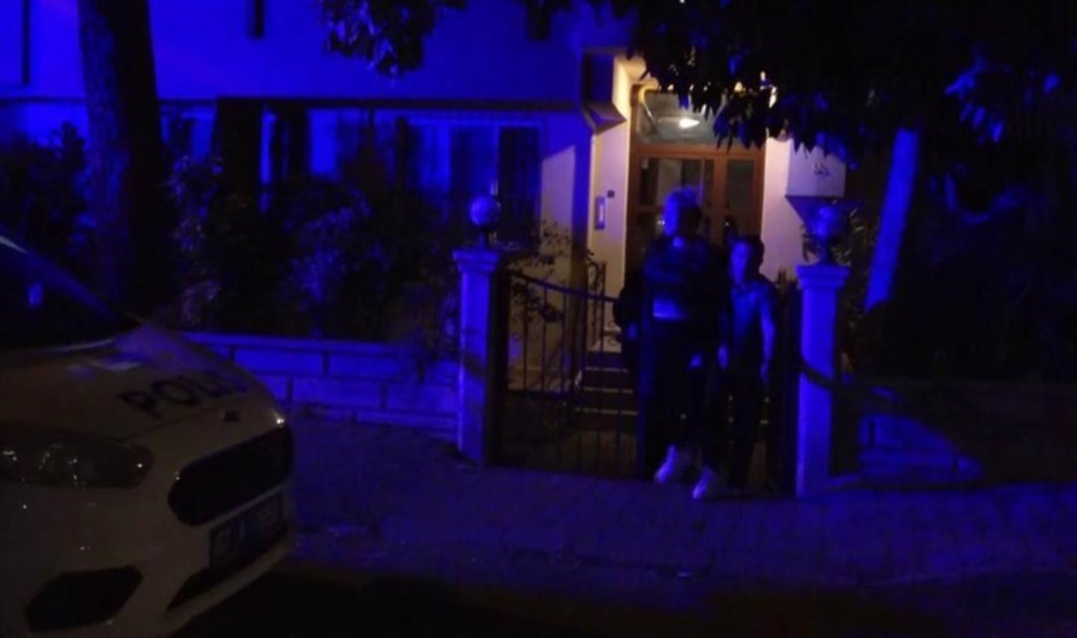 Meskenini akaryakıt dökerek yakmak istedi: ‘Şu silahı çek önümden’