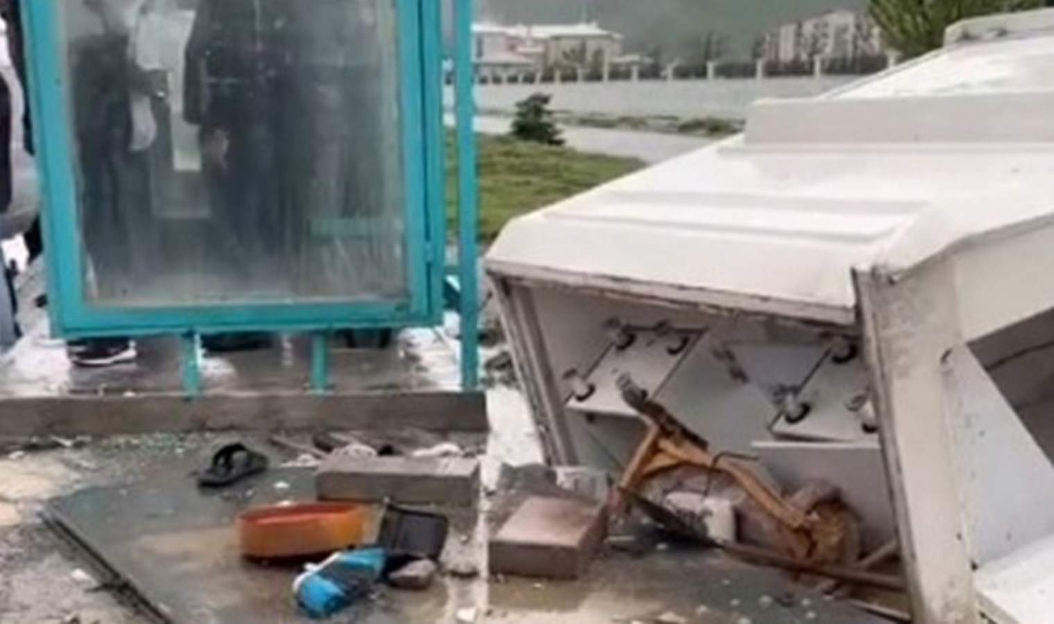 Minibüs kaldırımda yürüyenlere çarptı: 1 meyyit 2 yaralı