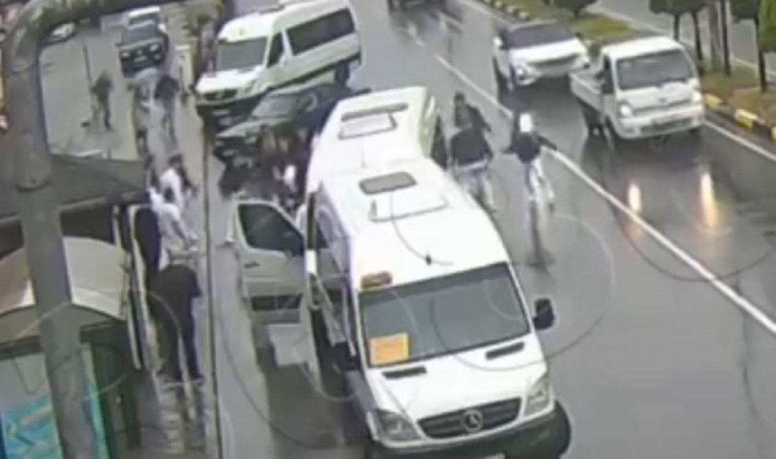 Minibüsçüler öğrencilere saldırmıştı… MOBESE manzaraları ortaya çıktı!