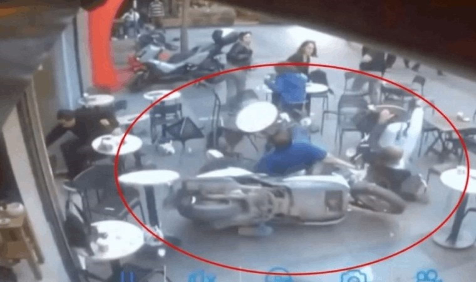 Motosiklet kafede oturanların ortasına daldı