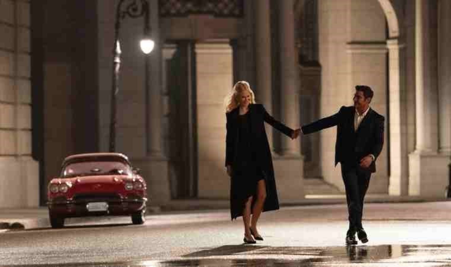 Netflix’in yeni romantik güldürüsü A Family Affair’den birinci imajlar geldi