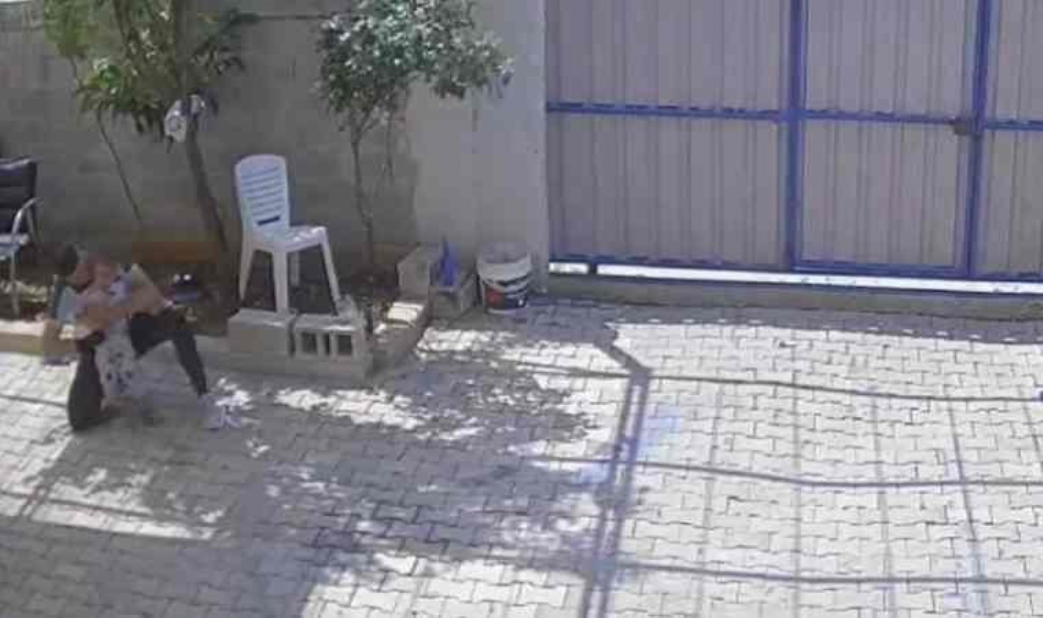 O anlar kamerada… Heimlich hareketiyle çocuğun hayatını kurtardı