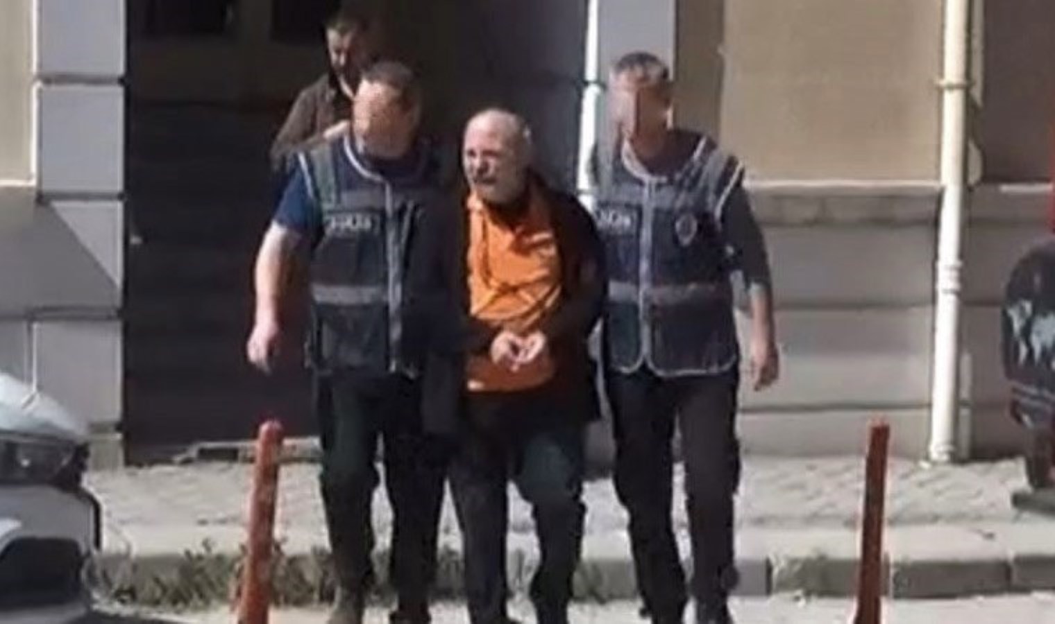 Oğlunun avukatlık ofisinde saklanan FETÖ/PDY üyesi yakalandı