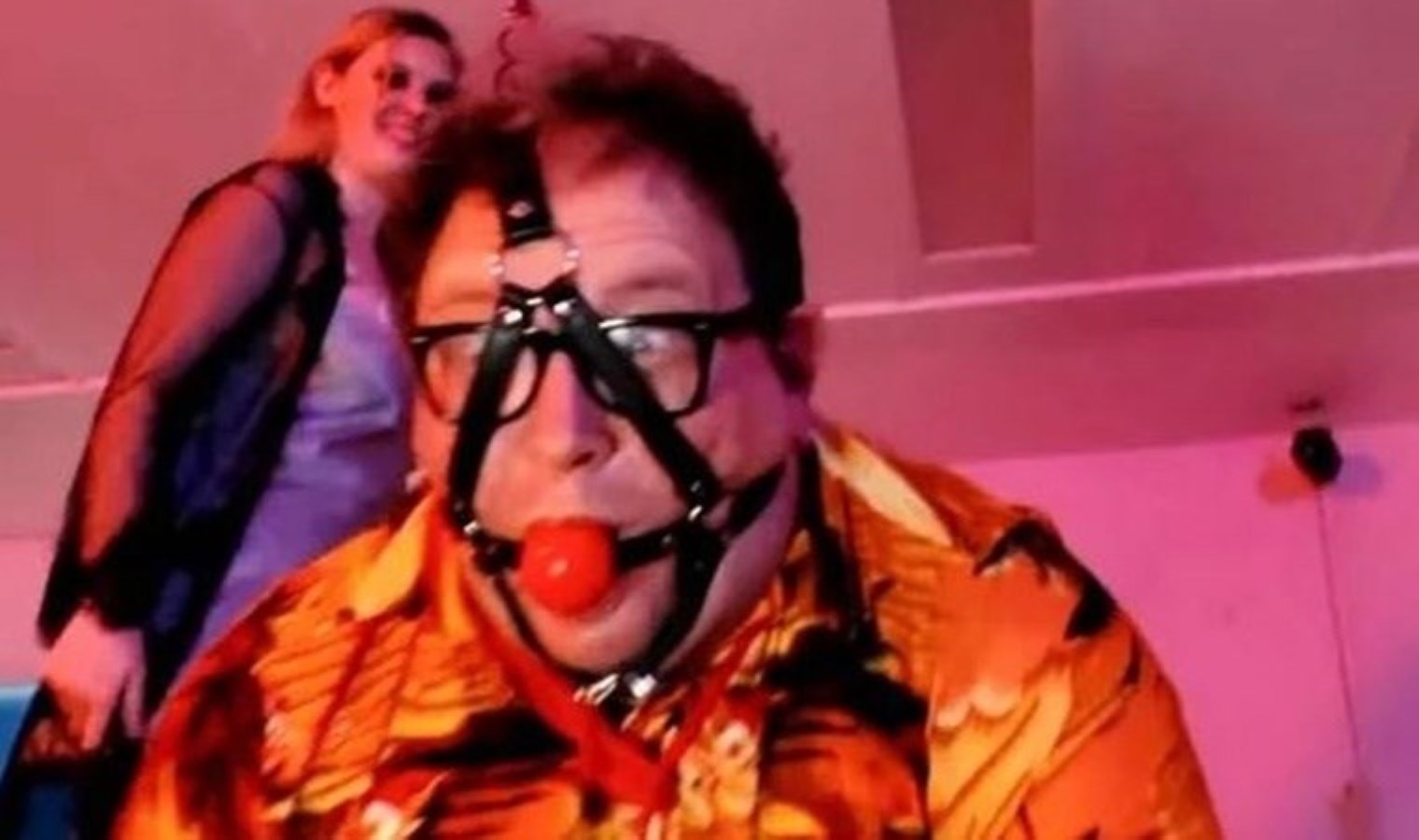 Okul müdürü açığa alındı: Cinsel içerikli güldürü sinemasında oynadığı ortaya çıktı!