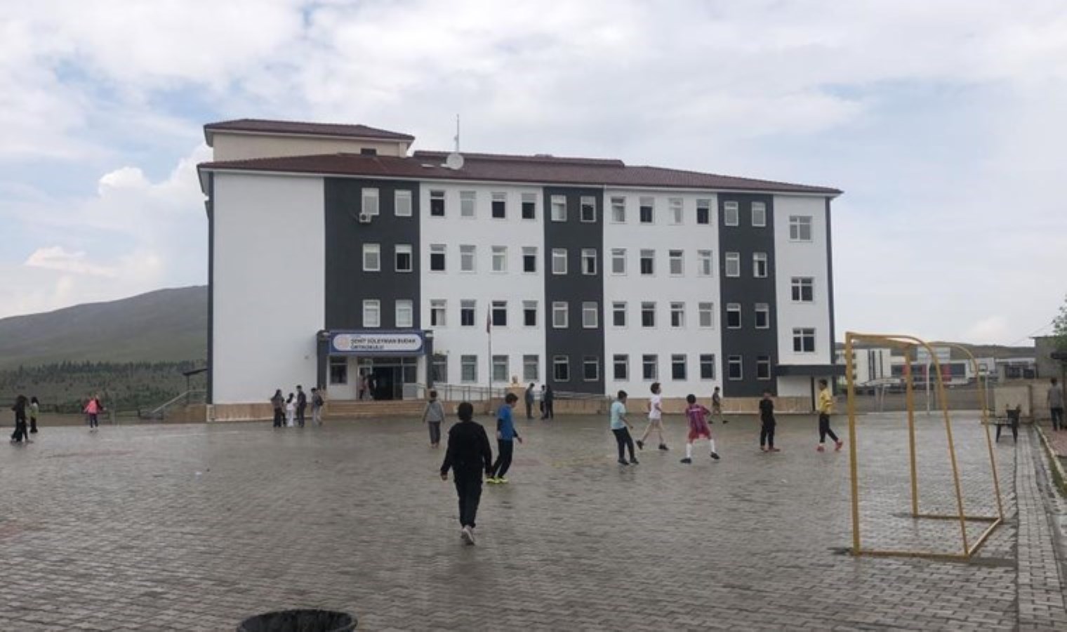 Okulda faciadan dönüldü: Alçıpan öğrencilerin üzerine çöktü!